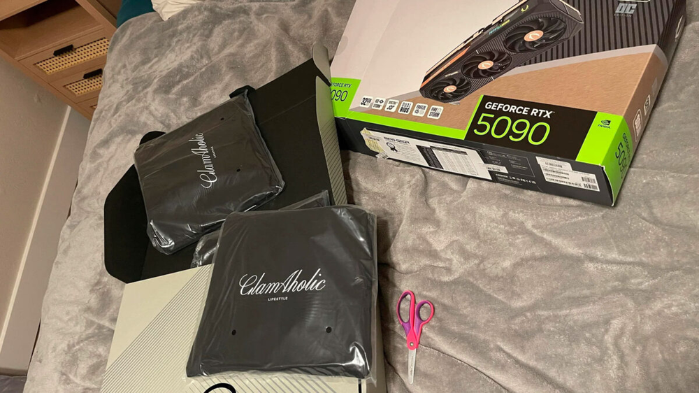 现在买显卡都要录影自保了！ 国外爆出超过30个全新未拆封RTX 5090里面只有背包，没有显卡-榜哥