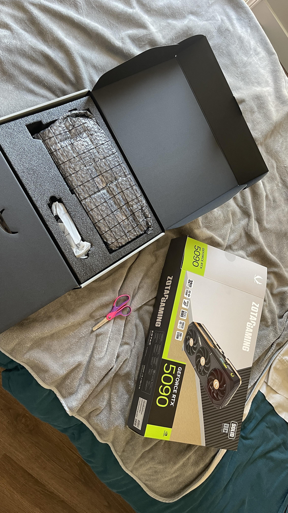 现在买显卡都要录影自保了！ 国外爆出超过30个全新未拆封RTX 5090里面只有背包，没有显卡-榜哥