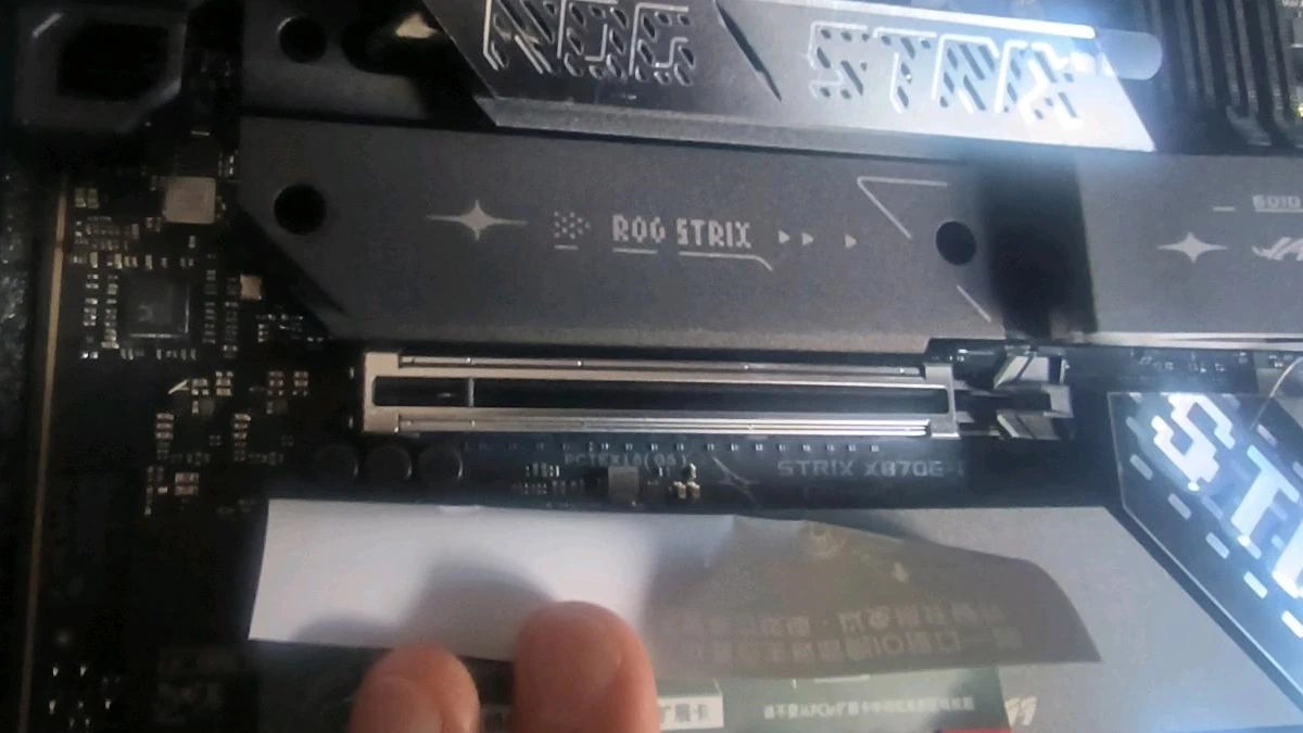 新出厂的 ROG STRIX X870E-E GAMING WIFI 也换上改良版 Q-RELEASE SLIM
