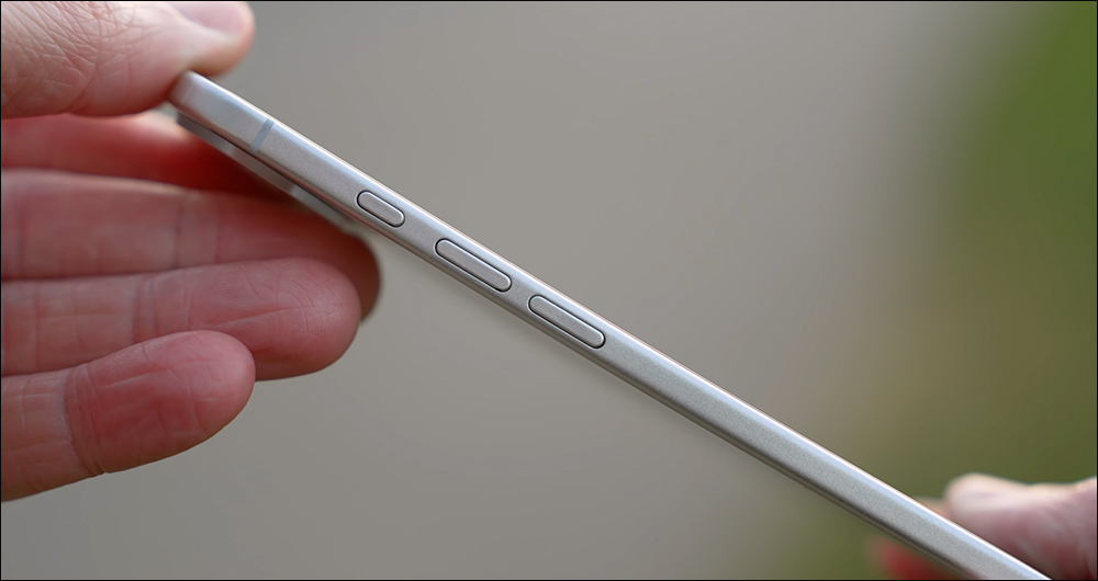 iPhone 17 全系列更多动手玩视频曝光， iPhone 17 Air 5.5mm 极限厚度挑战结构极限 - 榜哥