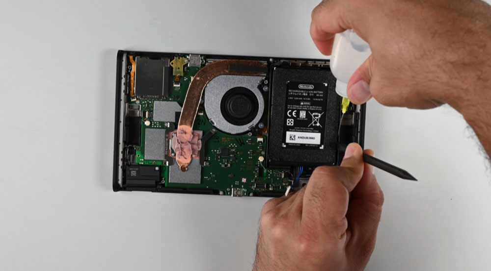 Nintendo Switch 2 拆解，iFixit：可修复性差、换摇杆更难 - 榜哥