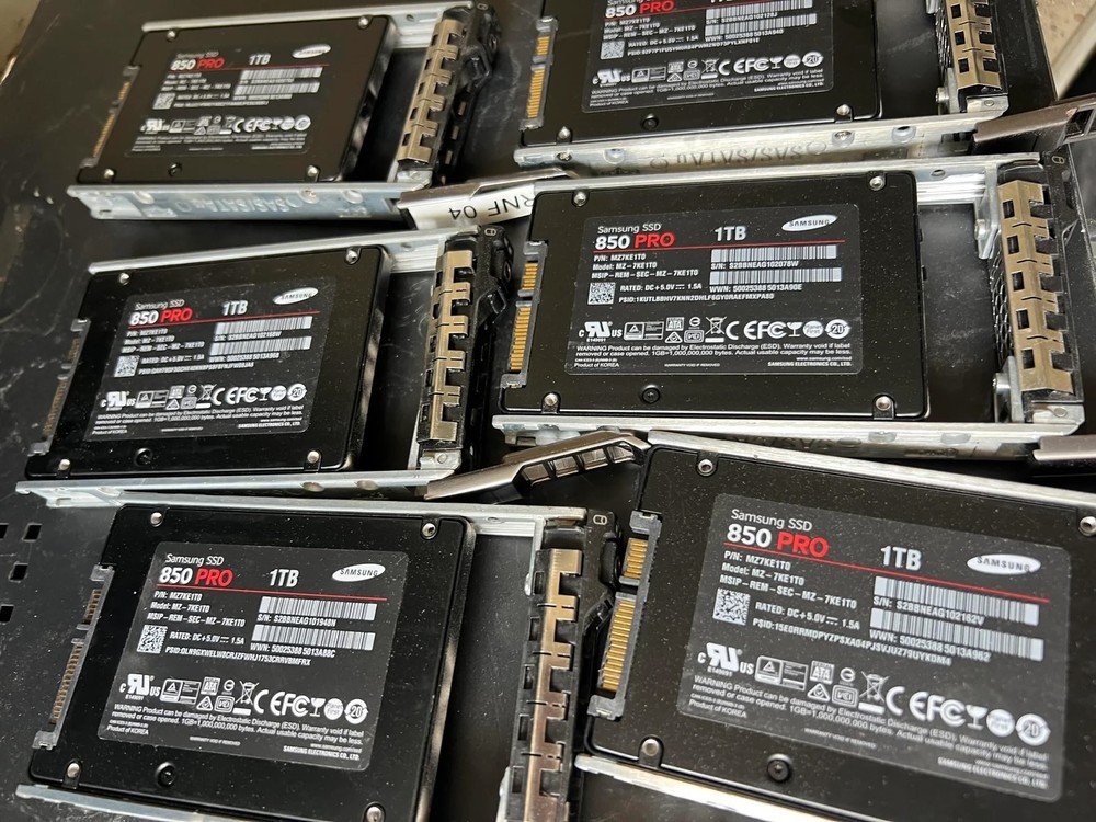又有一位网友在垃圾场挖到宝！ 捡到 6 颗 1TB Samsung SSD 拿回去当游戏库 - 榜哥