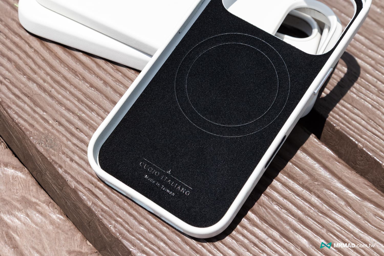 Clop 白色限定 iPhone 17 皮革手机壳3