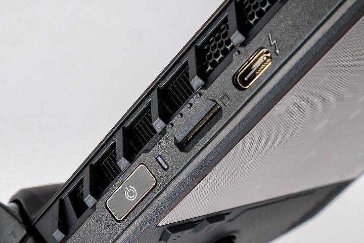 电源开关整合指纹识别功能，一旁则是内存卡槽及 USB-C 型式的 Thunderbolt 4 充电传输接口。