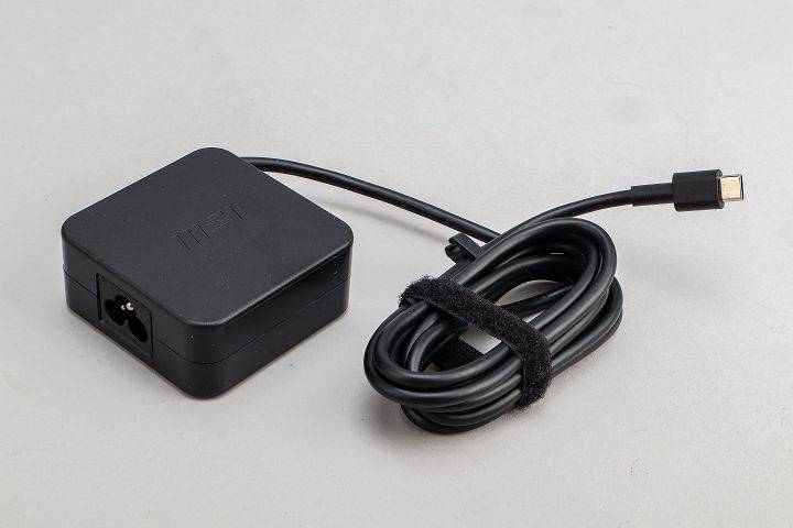 随附 65W PD 电源供应器。