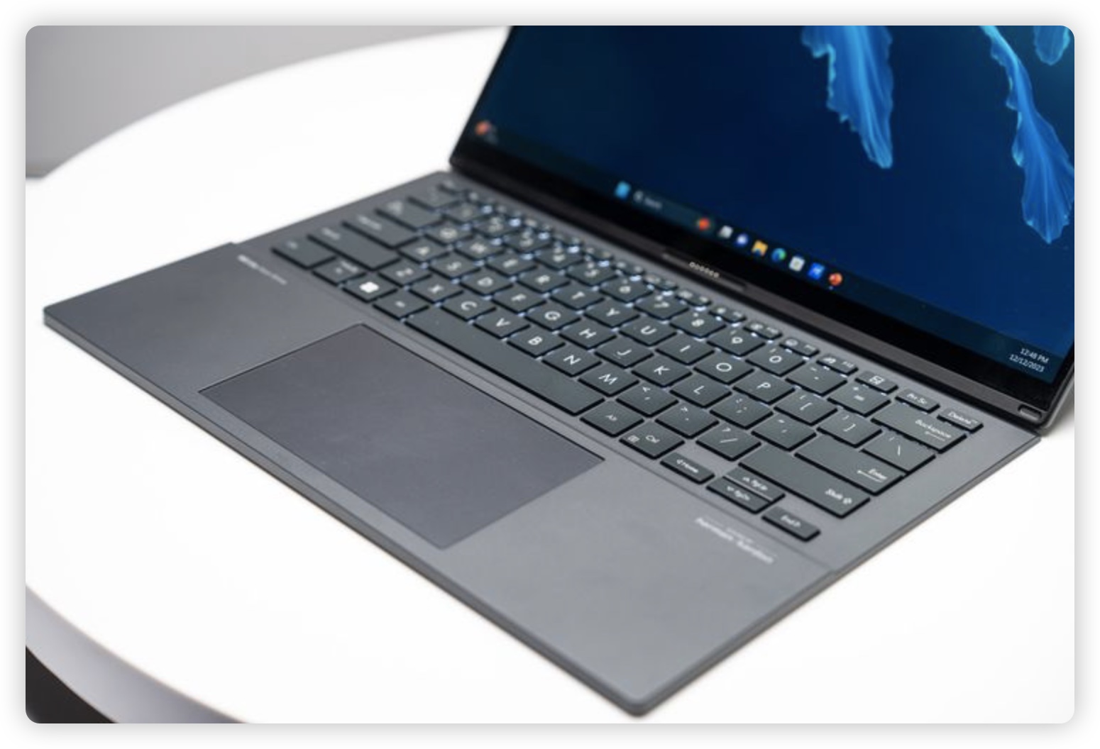 CES 2024 华硕 ASUS Zenbook Duo
