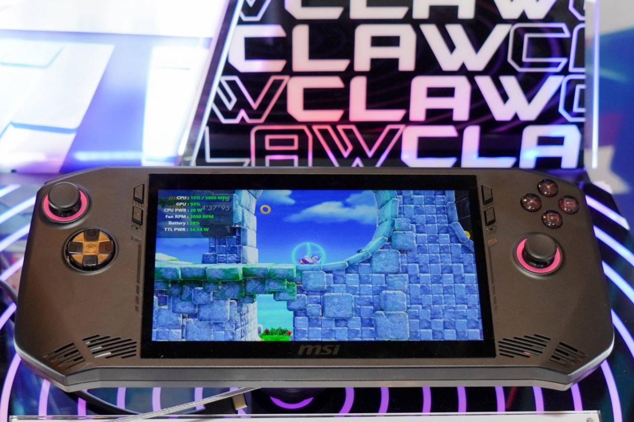 MSI 于 CES 2024 消费性电子展展示的 Claw 掌上型游戏主机。