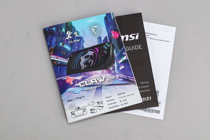 内附的快速功能导览以及产品保修卡。