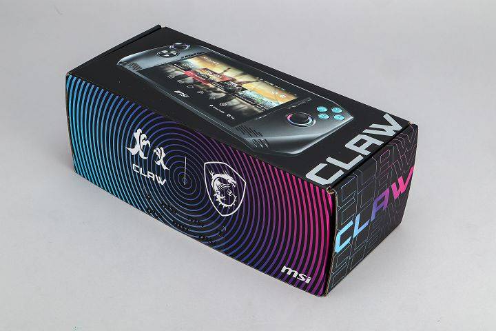 MSI Claw A1M 的外盒设计相当华丽，可以看到以龙爪概念设计的图腾。