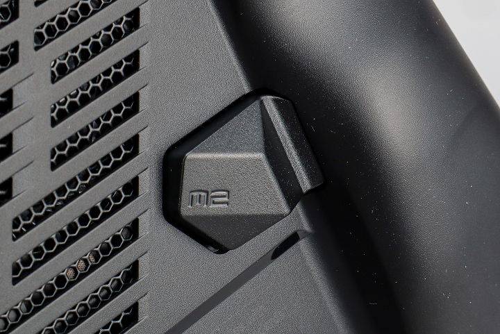 背面的 M1、M2 键，默认作为宏功能键，可通过程序自定义。