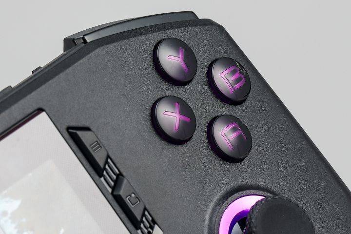 ABXY 的按键配置与 Xbox 摇杆相同，并且跟模拟摇杆一样都具备 RGB 背光灯效。