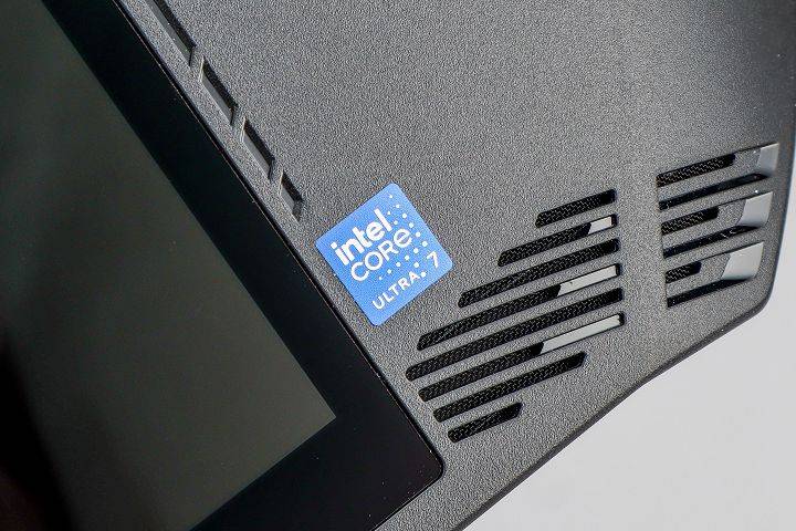 蓝色标签标示着所搭载的处理器，有如过去「Intel Inside」的品牌识别。